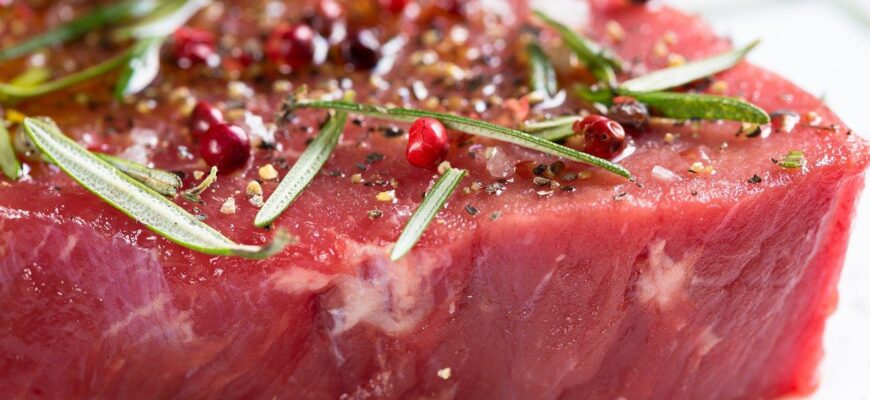 Лише 1 пакетик спецій і м’ясо змінило смак миттєво: шеф назвав це найвдалішою зимовою формулою маринаду