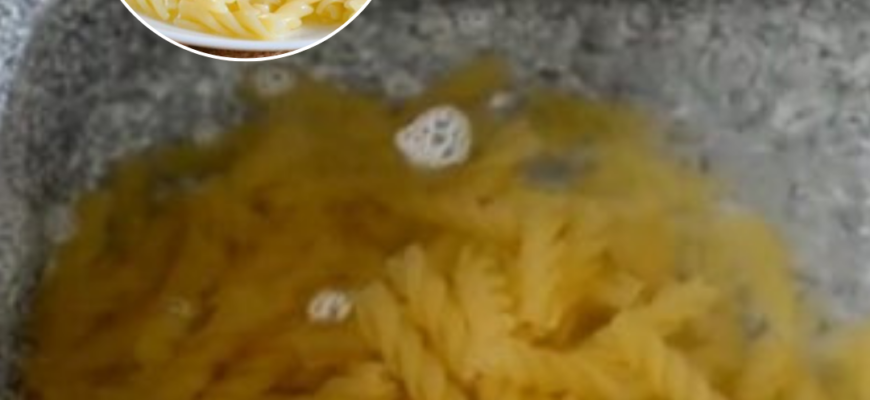Не промивайте макарони і не лийте олію в воду: 1 хитрий рух не дасть їм злипатися навіть коли охолонуть