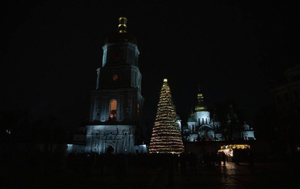 На стародавній Софійській площі Києва засяяла головна ялинка України. Що собою являє цьогорічна різдвяна красуня (фото)