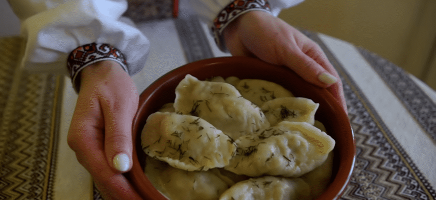 Варю м’ясо на повільному вогні 2 години – і начинка тане в роті: бабусин рецепт вареників на 10 з 10