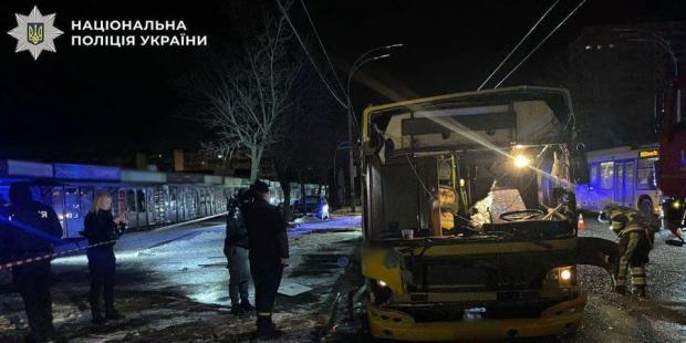 Невдовзі після того, як водій розпочав рух: У Києві стався вибух в автобусі (відео) Невдовзі після того, як водій розпочав рух: У Києві стався вибух в автобусі (відео)