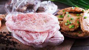 Ніколи не розморожуйте м’ясо так! Це небезпечно для вашого здоров’я