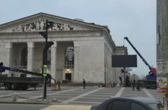 Обурені навіть росіяни: перед драмтеатром у Маріуполі встановили екрани для привітання Путіна