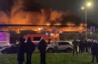 Очевидці чули гучні вибухи: У Петербурзі спалахнула масштабна пожежа, є постраждалі (відео)