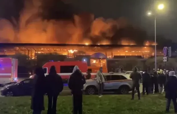 Очевидці чули гучні вибухи: У Петербурзі спалахнула масштабна пожежа, є постраждалі (відео)