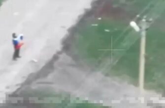 Окупант намагався встановити прапор у селі на Дніпропетровщині, але прилетіли відразу два дрони (відео)