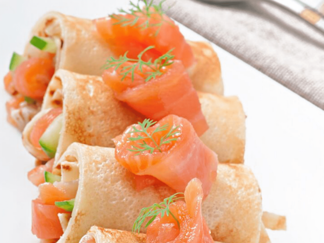 Кулінари розповіли, як приготувати тонкі млинці з лососем та крем-сиром