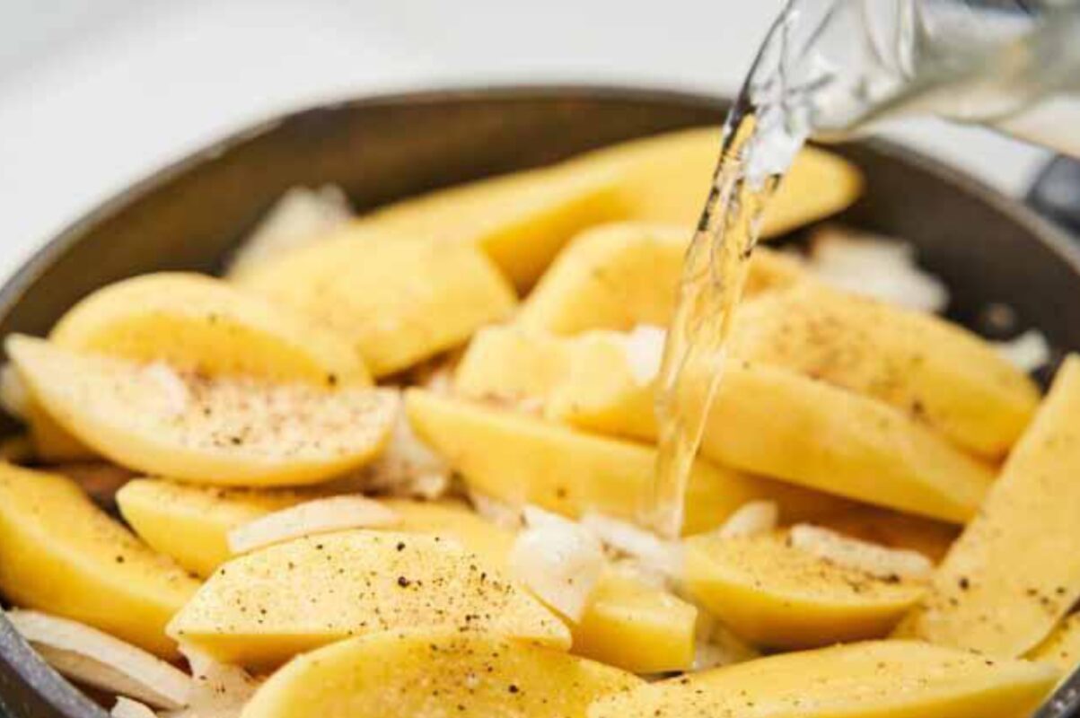 Кулінари розсекретили рецепт пісної страви з коропа, картоплі та цибулі