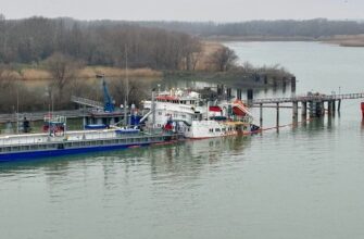 Продовжує йти під воду: з’явилися нові кадри атакованого ЗСУ російського танкера “Валерій Горчаков”