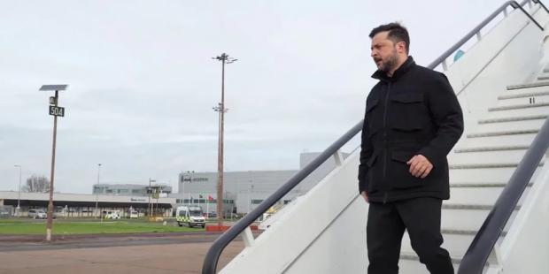 Просто біля літака: Зеленського у Лондоні зустрів Залужний (відео)