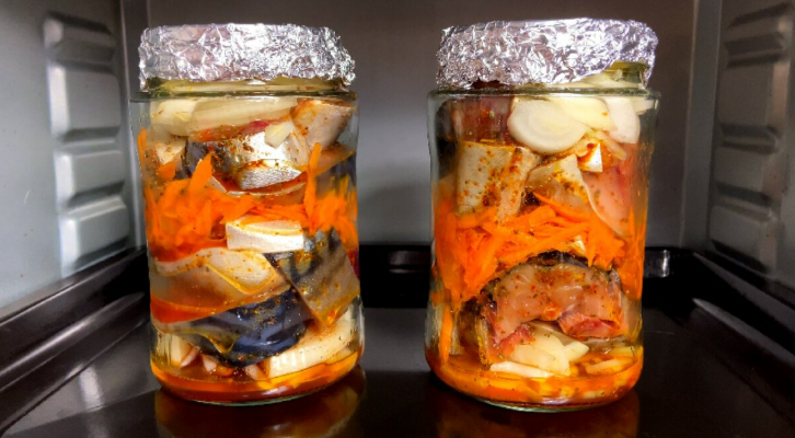 Просто поклала скумбрію в банку і в духовку — смачніше за будь-які консерви, швидко і корисно.