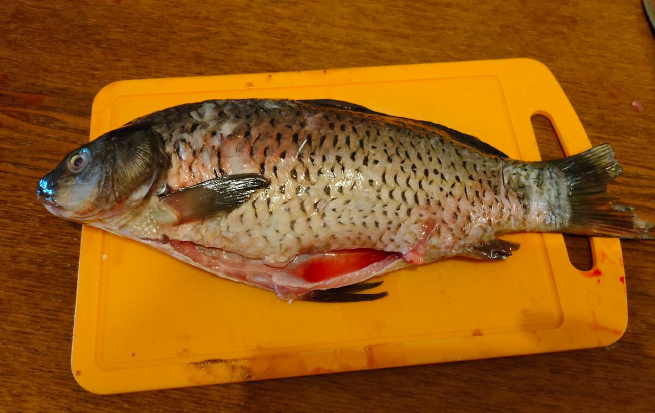 Господині розповіли, як швидко змити рибний запах з кухонної дощечки 