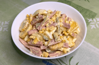 5 інгредієнтів + 5 хвилин – і салат готовий: копчена ковбаса, огірки, кукурудза – смачніше за “Олів’є”