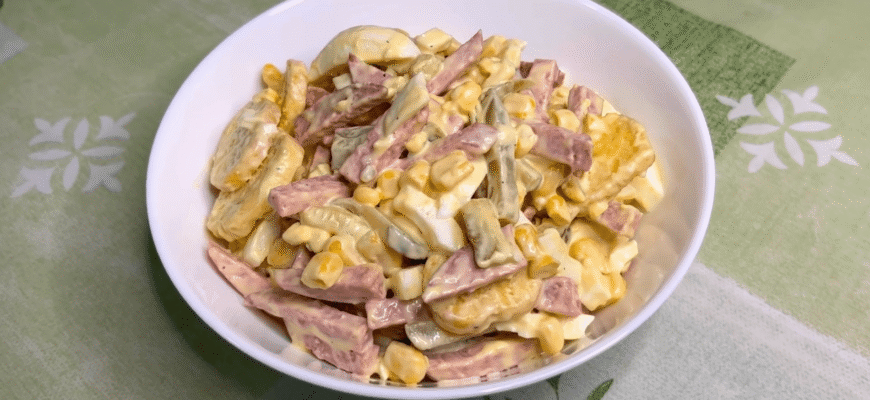 5 інгредієнтів + 5 хвилин – і салат готовий: копчена ковбаса, огірки, кукурудза – смачніше за “Олів’є”