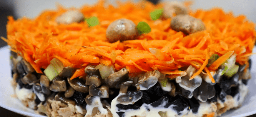 Гості з’їли салат за 10 хвилин – питають рецепт: “Лисичка” з чорносливом та грибами – хіт Нового року