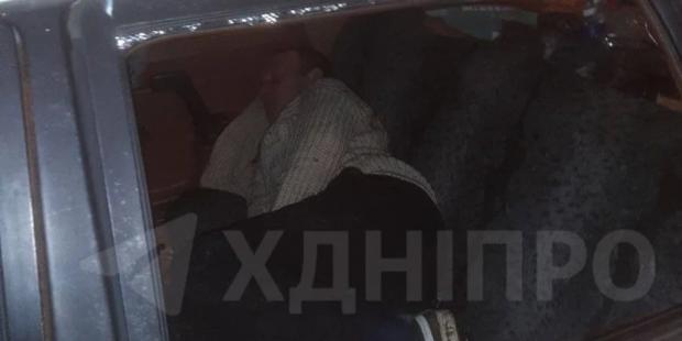 Ще й випив знайдену пляшку газованки: П’яний дніпрянин розбив вікно у чужому авто й заснув всередині (фото, відео) Ще й випив знайдену пляшку газованки: П’яний дніпрянин розбив вікно у чужому авто й заснув всередині (фото, відео)