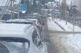 Українці “штурмують” Буковель: до курорту утворилися великі затори