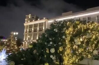 “Ознака кінця”. У Москві впала величезна ялинка. Відео