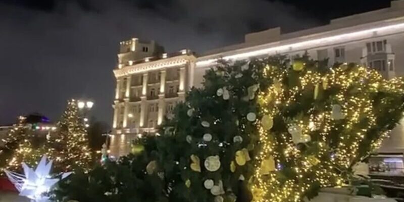 “Ознака кінця”. У Москві впала величезна ялинка. Відео “Ознака кінця”. У Москві впала величезна ялинка. Відео