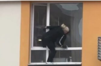 Киянка мила вікно у багатоповерхівці під час ракетного обстрілу: у мережі завірусилося відео