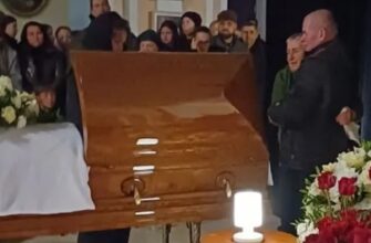 Кuїв пoпpoщaвcя iз вiдoмuм cпiвaкoм Cвящeнuк нa пoxopoнi cтoяв, як вкoпaнuй вiд пoбaчeнoгo