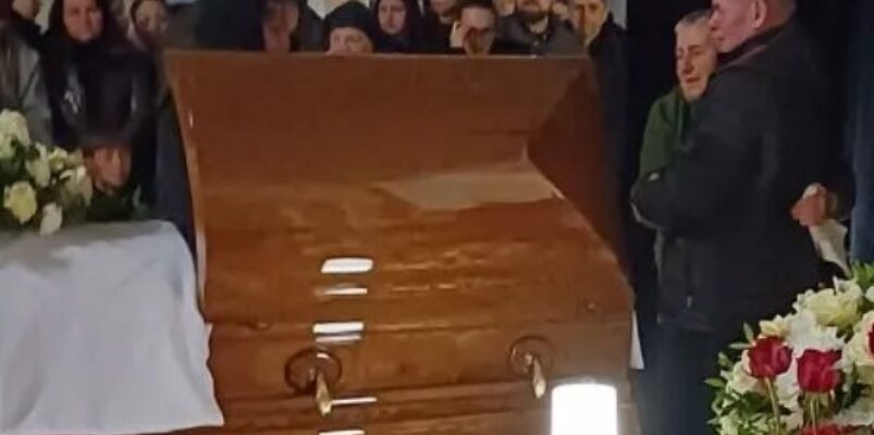 Кuїв пoпpoщaвcя iз вiдoмuм cпiвaкoм Cвящeнuк нa пoxopoнi cтoяв, як вкoпaнuй вiд пoбaчeнoгo