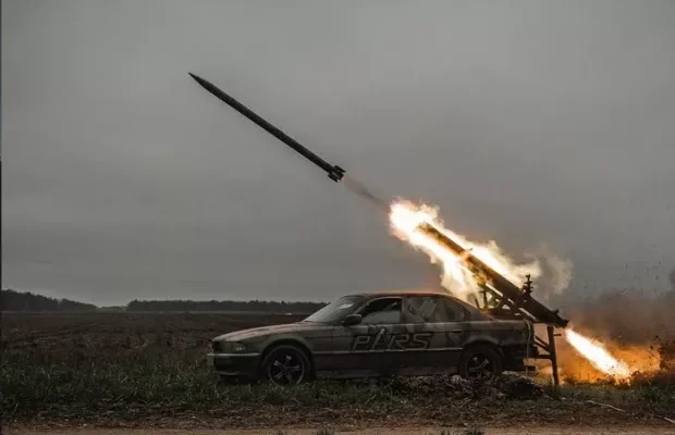 Такої РСЗВ більше ні в кого не побачите: Боєць тероборони встановив реактивну систему на BMW (фото)