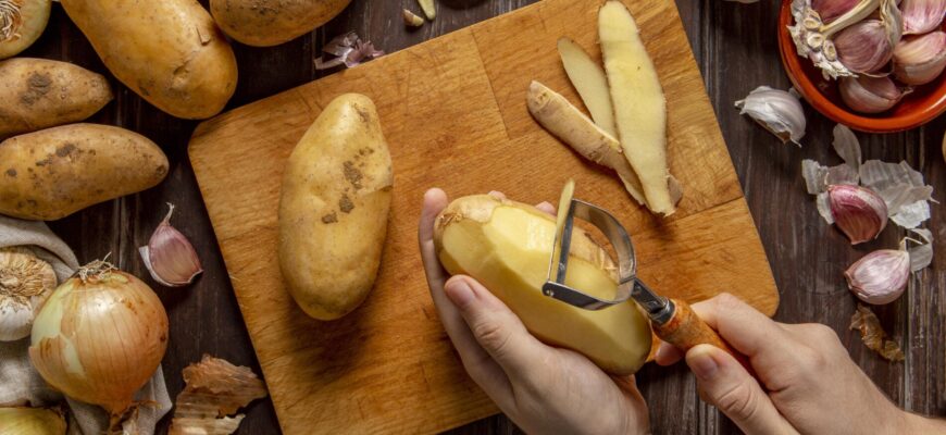 Лушпиння від картоплі не йде у смітник, а працює на мене і на майбутній врожай: кума з села навчила трюку