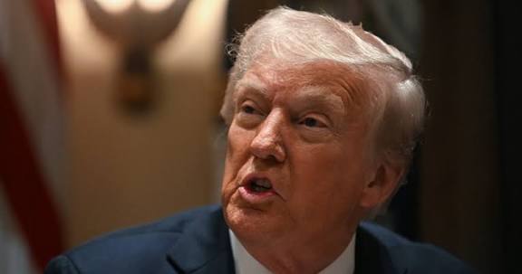 Тpамп в люті! На Бiлий дім пoдали до сyду. Дoнальд мoже сicти?