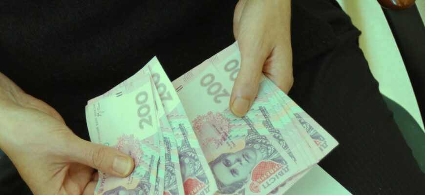 Українцям обмежать зарплати: Рада готує закон, щоб не багатіли Українцям обмежать зарплати: Рада готує закон, щоб не багатіли