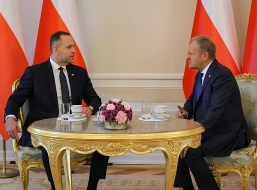 “Як це можливо?”: Туск натякнув, що Навроцький брав участь у заході, проплаченому росіянами