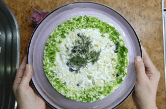 Закусочний “Наполеон” з курки та грибів: 3 начинки, 6 шарів – збираю за 10 хвилин, а з’їдають за 1