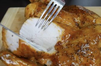 4 шматочки вершкового масла під шкірку курки – і запечене м’ясо залишається соковитим навіть наступного дня