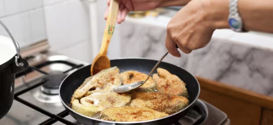 Обвалюю рибку перед смаженням не у борошні: так і не бризок жиру менше і запах не розноситься