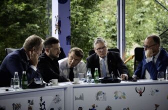 Європа переконує Зеленського не погоджуватися на виведення військ із Донбасу – Bloomberg