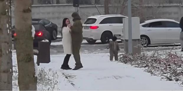 Зворушливий момент у Києві: Військовий танцював із коханою просто посеред вулиці (відео)