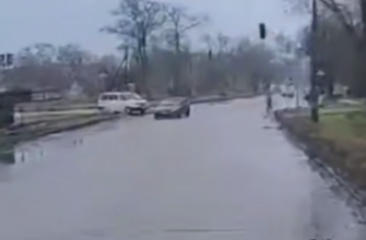 З’явилося відео моменту смертельної ДТП у Прилуках, де поліцейський автомобіль збив жінку з дитиною