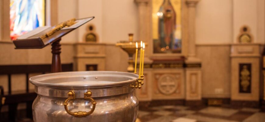 Коли набирати водохресну воду і що може позбавити її благодаті: попередження священика