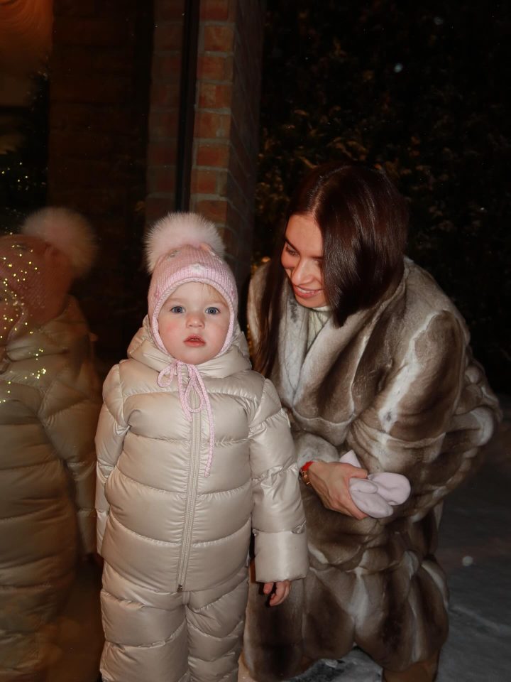 Сніг, діти та слова єдності: дружина Усика показала теплі сімейні миті чемпіона 7 1767388644677 e1767389021877