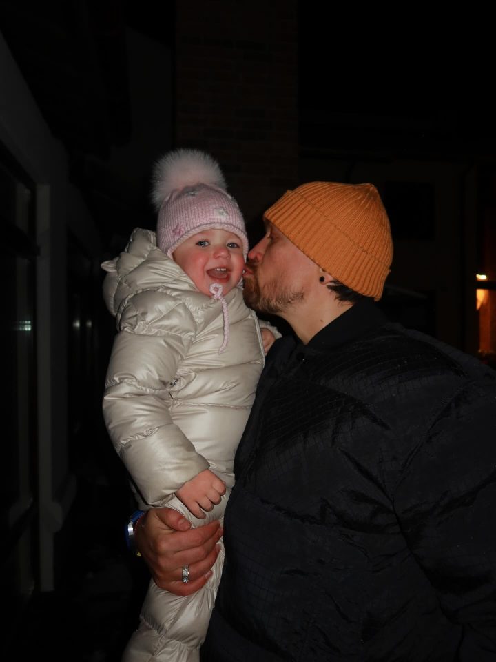 Сніг, діти та слова єдності: дружина Усика показала теплі сімейні миті чемпіона 9 1767388654611 e1767389046442