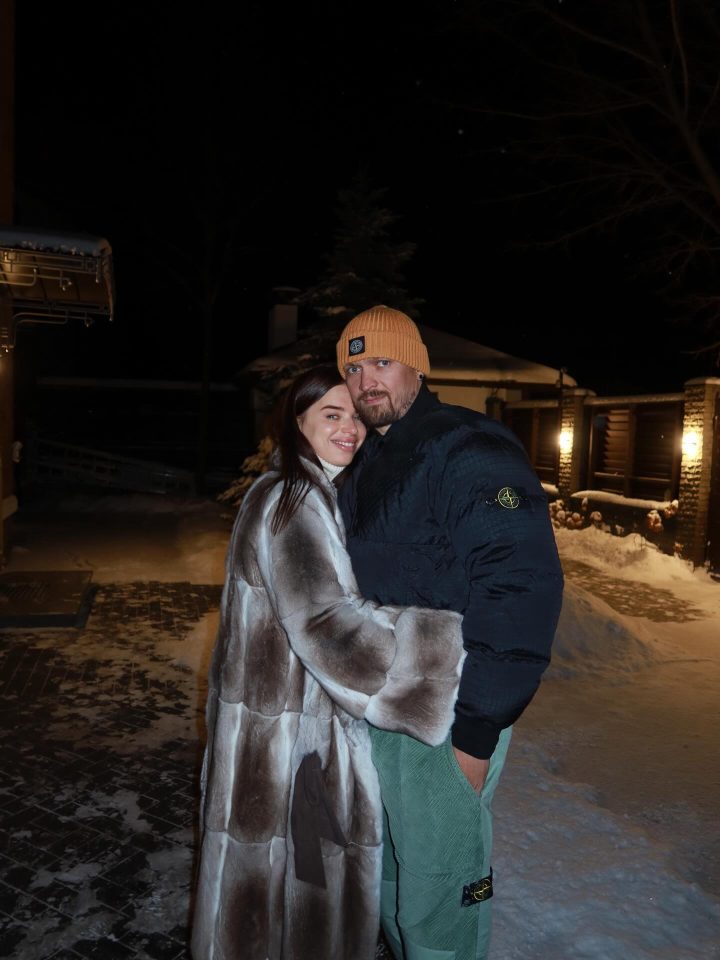 Сніг, діти та слова єдності: дружина Усика показала теплі сімейні миті чемпіона 8 1767388647822 e1767389034473