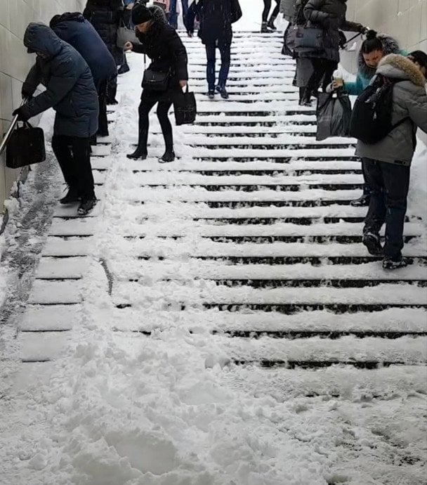 Кияни спускаються у підземний перехід / Фото Дмитро Перов