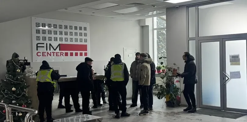 У Києві викрили масштабний шахрайський кол-центр із сотнями іноземців: ЗМІ повідомили про напад на журналістів