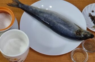 Чищу оселедець за 1 хвилину без жодної кісточки: 1 рух пальцем – і хребет виходить разом з ребрами