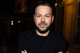 Андре Тан показав знищений вщент його магазин в Херсоні після ворожого “прильоту”