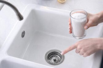 Засипаю склянку солі в раковину – і жир не забиває труби: прочистила засмічення без сантехніка за 5 хвилин