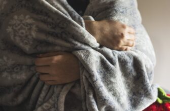 Українська “халабуда”: в селі знайшли варіант, як зігрітися в кімнаті, коли батареї холодні, і світла немає