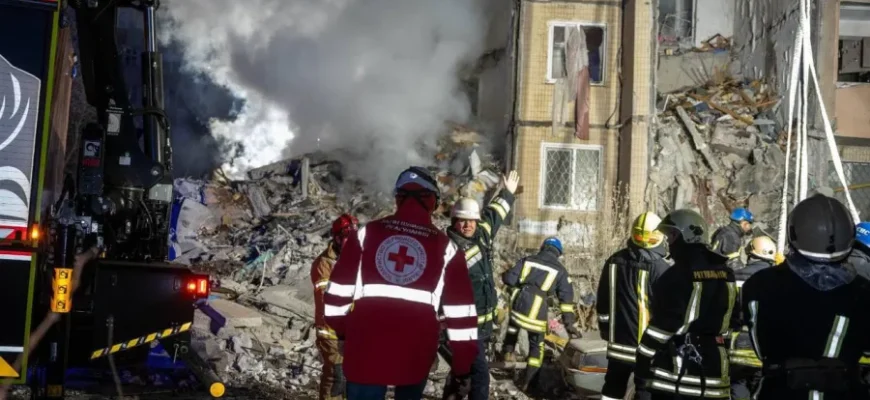 Дрон влучив у багатоповерхівку в Одесі: евакуювали 58 людей, серед них 8 дітей