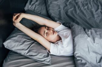 Не могла заснути через холодні ноги: поклала під ковдру 1 “штучку” – тепло тримає до самого ранку