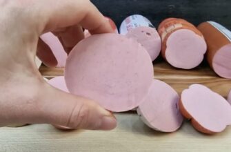 Після 1 простого тесту свекруха перестала брати ковбасу на знижках: вода показала реальний склад одразу